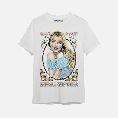 Sabrina Carpenter - Short and - Polera Blanca