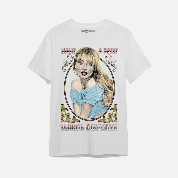 Sabrina Carpenter - Short and - Polera Blanca